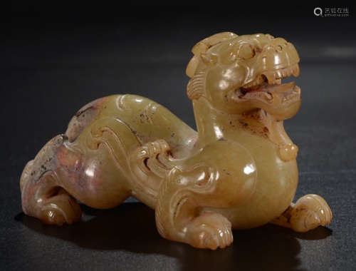 AN ANTIQUE JADE CARVED BEAST SHAPED PENDANT