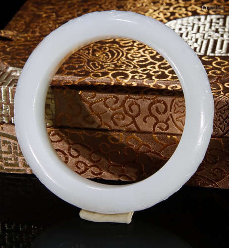 A HETIAN JADE CARVED DRAGON PATTERN BANGLE