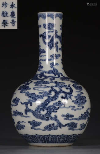 A BLUE&WHITE GLAZE DRAGON PATTERN VASE