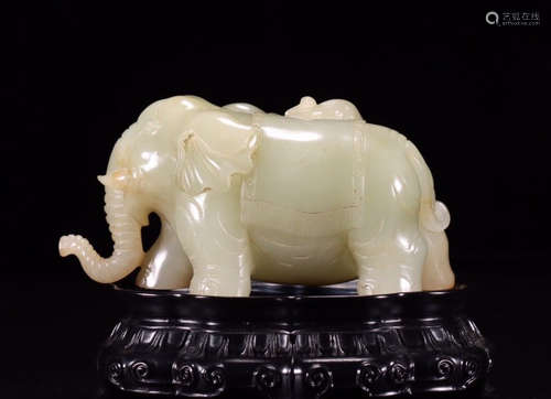 CHINESE CARVED HETIAN JADE ORNAMENT