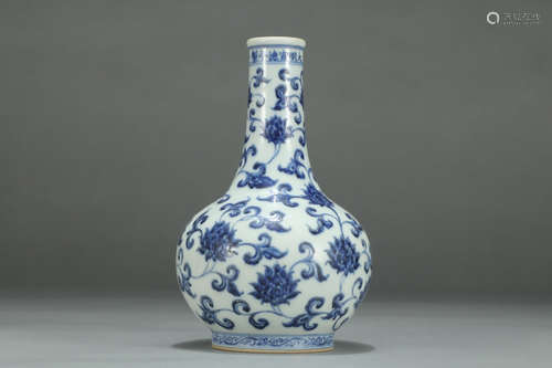 XUANDE MARK, CHINESE BLUE & WHITE LONG-NECK VASE