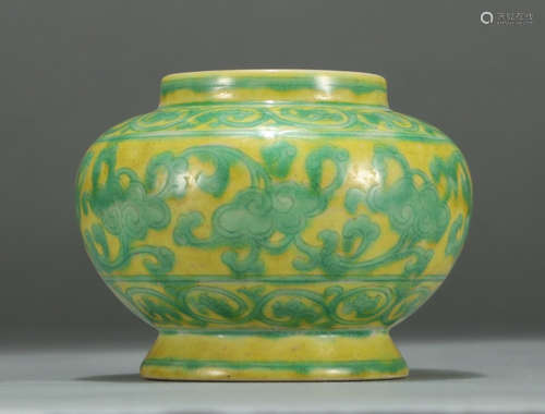 XUANDE MARK, CHINESE GREEN COLORED YELLOW GLAZED JAR