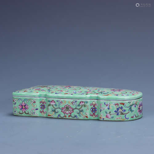 Qing Daoguang        Pastel box with lotus pattern