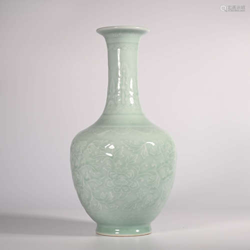 Qianlong of Qing Dynasty        Blue glaze bottle