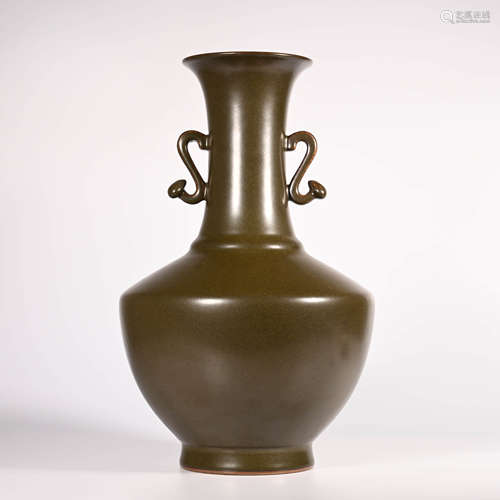 Qianlong of Qing Dynasty        Tea powder glaze double ear bottle