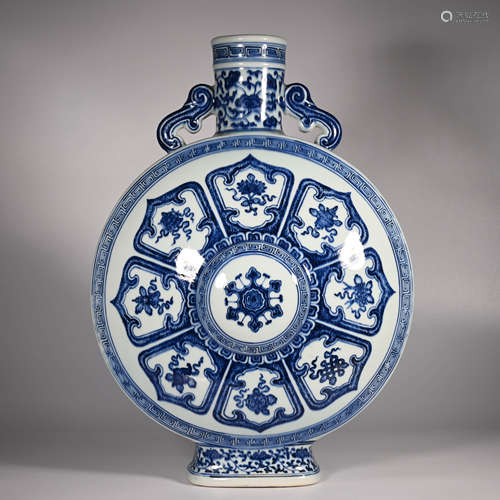 Qianlong of Qing Dynasty        Blue and white flat bottle with two ears