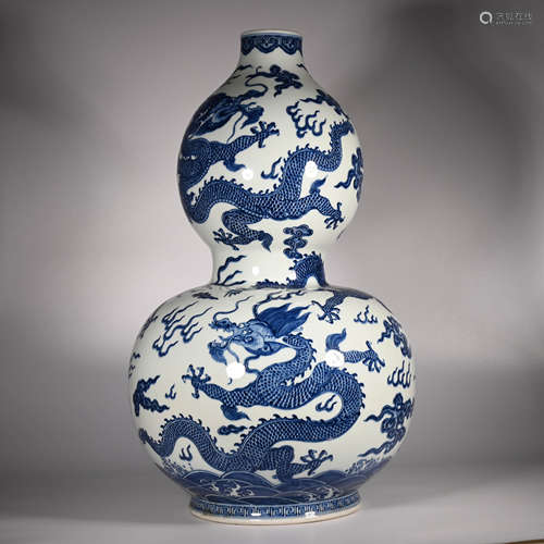 Qianlong of Qing Dynasty        Blue and white gourd bottle with dragon pattern