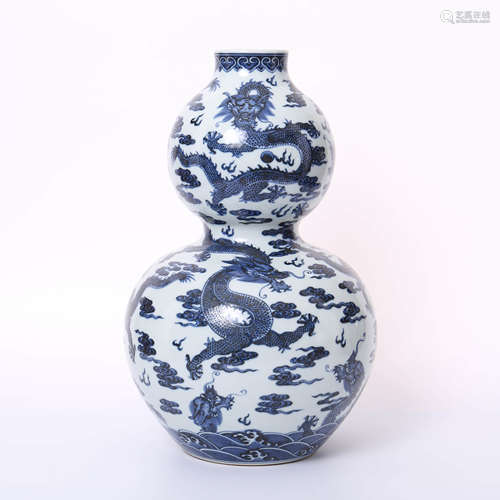 Qianlong of Qing Dynasty        Blue and white gourd bottle with dragon pattern