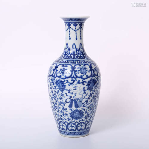 Qianlong of Qing Dynasty        Blue and white Guanyin bottle