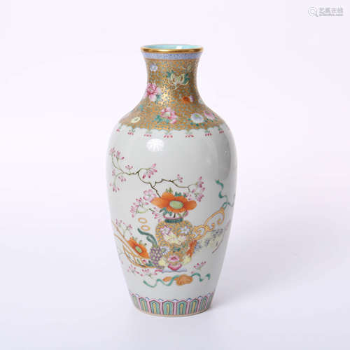 Qianlong of Qing Dynasty        Pastel Guanyin bottle