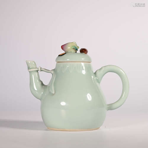 Qianlong of Qing Dynasty        Green glazed teapot