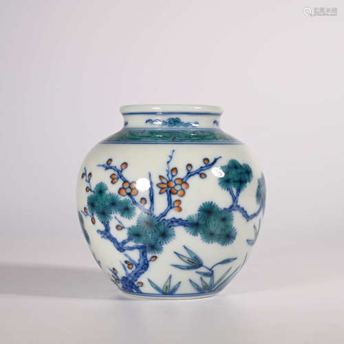 Yongzheng of Qing Dynasty        Small jar of fighting colors