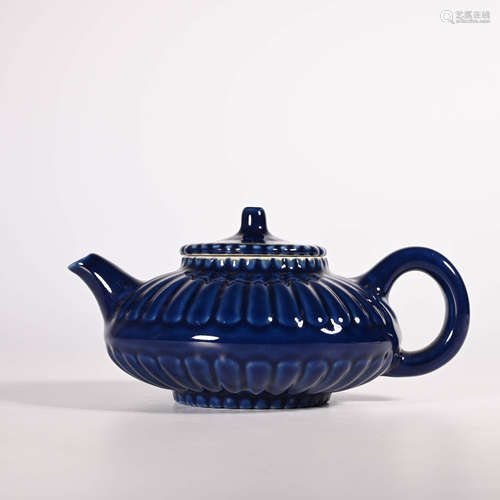 Yongzheng of Qing Dynasty        Blue glazed teapot