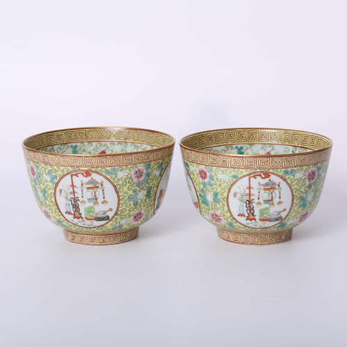 Tongzhi of Qing Dynasty        A pair of famille rose bowls