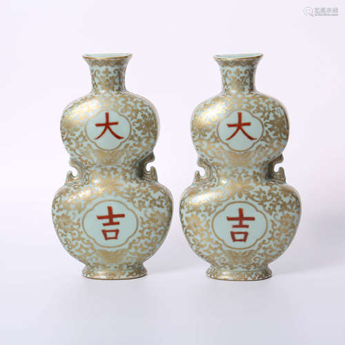 Qianlong of Qing Dynasty        A pair of golden wall bottles