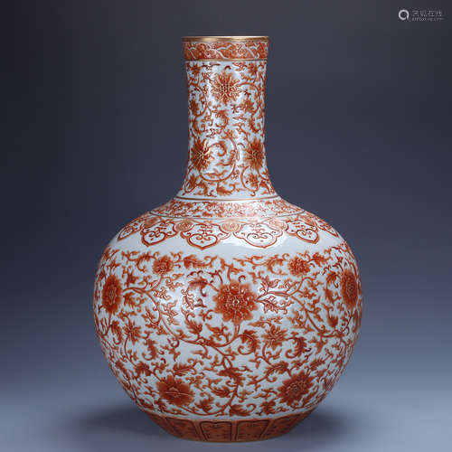 Qianlong of Qing Dynasty         Red color vase with lotus pattern