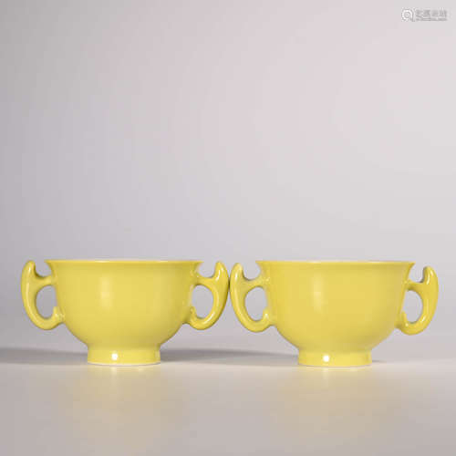 Yongzheng of Qing Dynasty          A pair of yellow glazed small cups with two ears