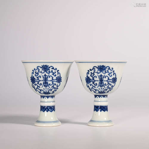 Yongzheng of Qing Dynasty          A pair of blue and white Goblets