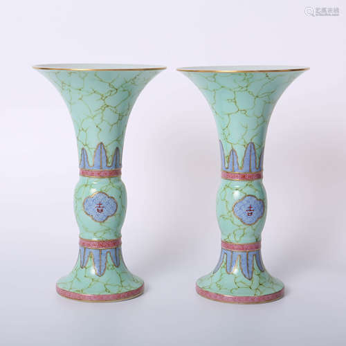 Yongzheng of Qing Dynasty        A pair of famille rose Goblets