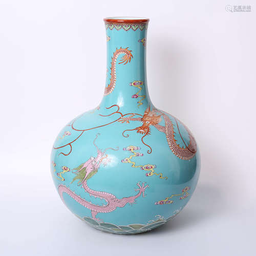 Qianlong of Qing Dynasty        Famille rose bottle with dragon pattern