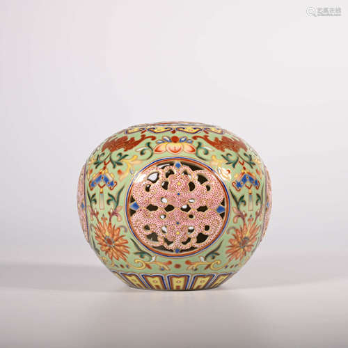 Qianlong of Qing Dynasty        Famille rose jar