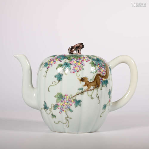 Qianlong of Qing Dynasty        Pink teapot with squirrel pattern