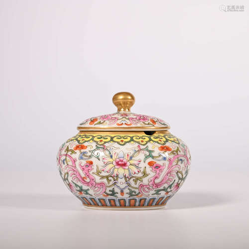 Qianlong of Qing Dynasty        Pink vase with lotus design