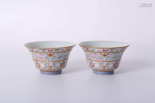 Jiaqing of Qing Dynasty       A pair of famille rose bowls