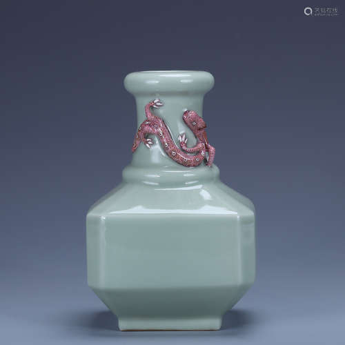 Qianlong of Qing Dynasty         Azure glaze vase