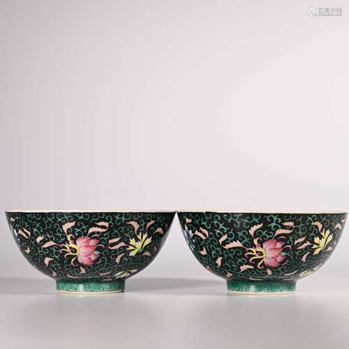 Yongzheng of Qing Dynasty        A pair of famille rose bowls