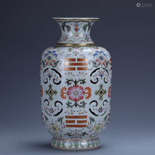 Qianlong of Qing Dynasty        Famille rose lantern bottle