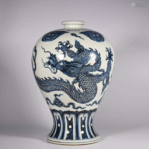 Ming Xuande       Blue and white plum vase with dragon pattern