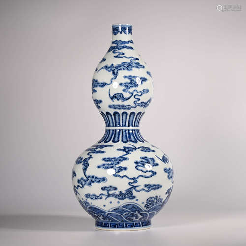 Qianlong of Qing Dynasty      Blue and white gourd bottle