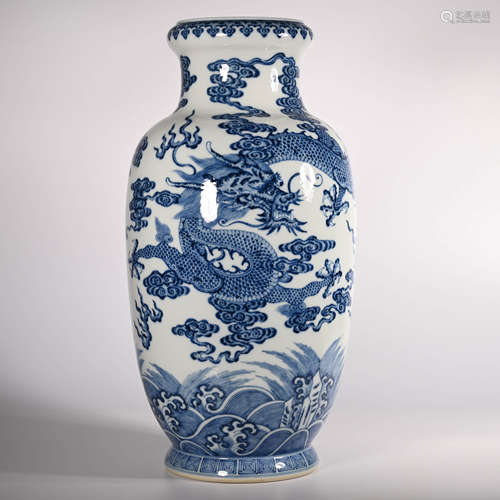 Qianlong of Qing Dynasty      Blue and white bottle with dragon pattern