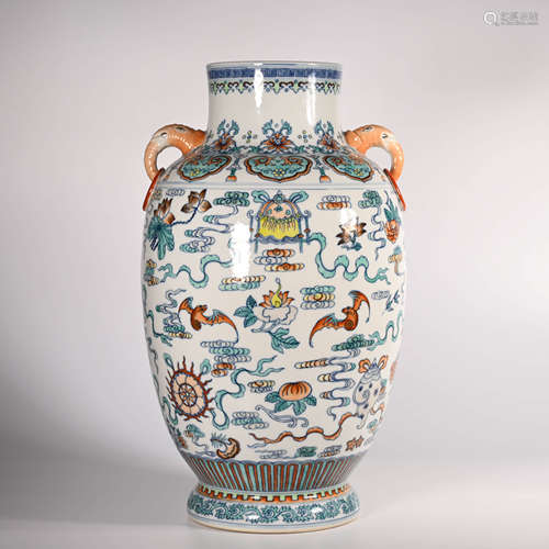 Qianlong of Qing Dynasty      Pastel bottle with two ears