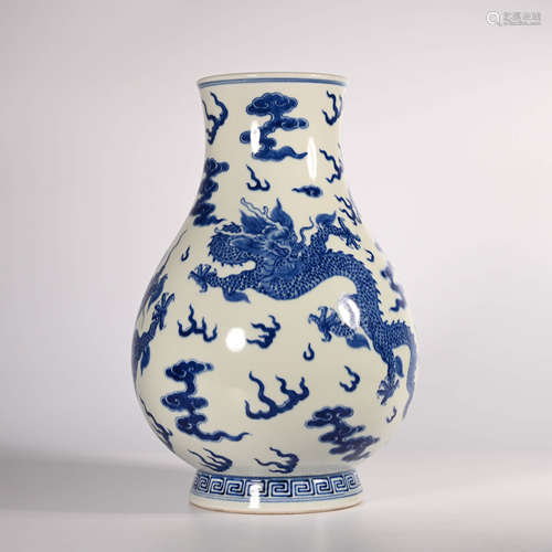 Qianlong of Qing Dynasty      Blue and white bottle with dragon pattern