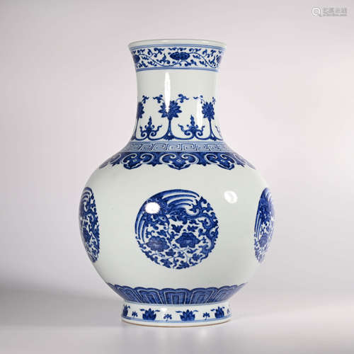 Qianlong of Qing Dynasty      Blue and white phoenix pattern bottle