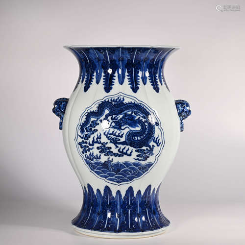 Qianlong of Qing Dynasty      Blue and white bottle with dragon pattern