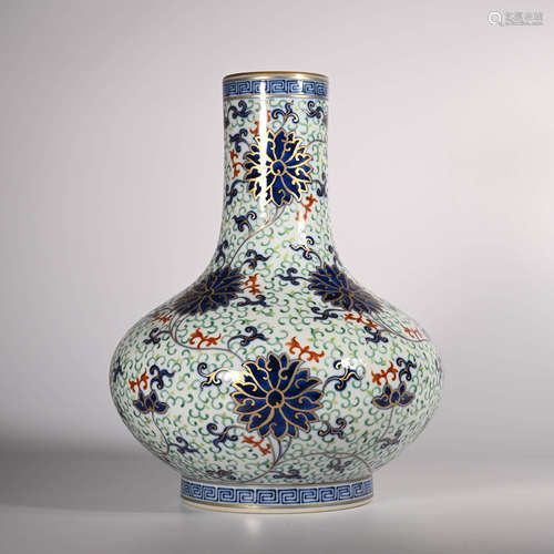 Qianlong of Qing Dynasty      Pink bottle with lotus design