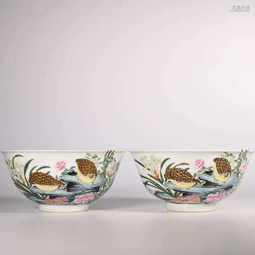 Yongzheng of Qing Dynasty       A pair of famille rose bowls