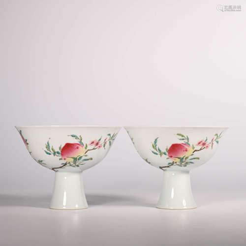 Yongzheng of Qing Dynasty        A pair of famille rose Goblets