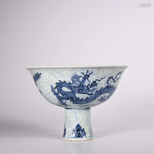 Ming Xuande        Blue and white dragon design goblet