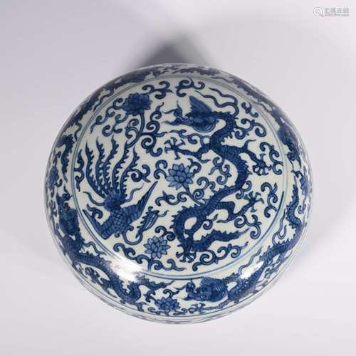 Longqing, Ming Dynasty       Blue and white dragon and phoenix design cover box