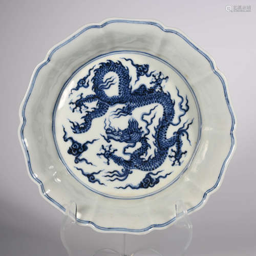 Ming Xuande       Blue and white dragon pattern plate