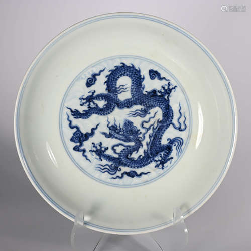 Ming Xuande       Blue and white dragon pattern plate