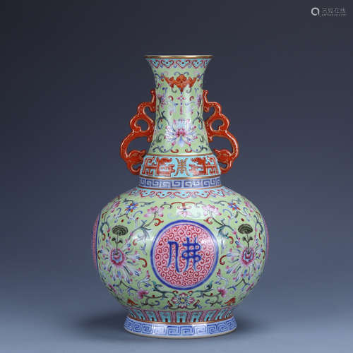 Qianlong of Qing Dynasty       Pastel bottle with two ears