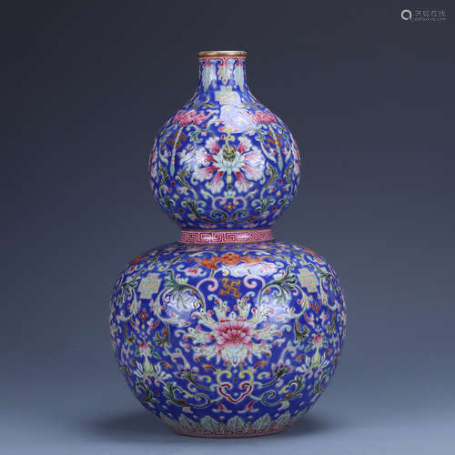 Qianlong of Qing Dynasty       Famille rose bottle