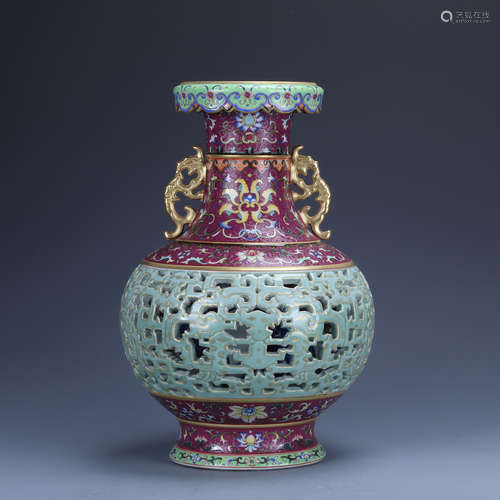 Qianlong of Qing Dynasty       Pastel bottle with two ears