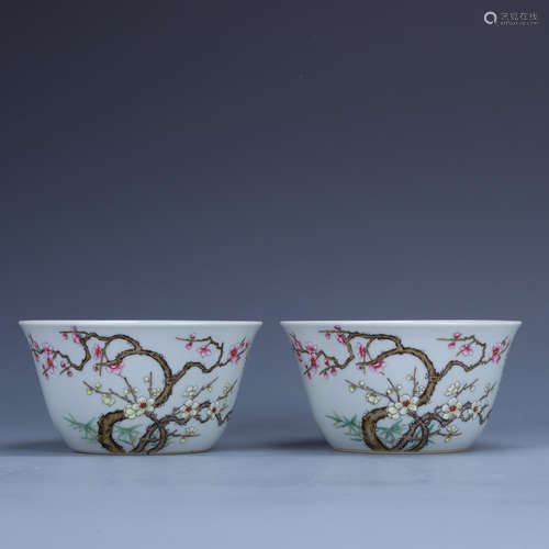 the Qing dynasty        A pair of famille rose bowls