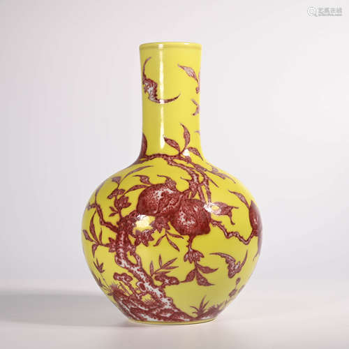 Qianlong of Qing Dynasty       Red sky jar with yellow background and underglaze